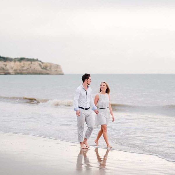 shooting couple au bord de l'océan a Royan en Charente maritime photos réalisé par pixaile photography photographe de mariage professionnel