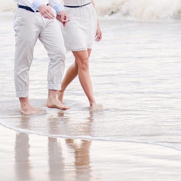 seance couple au bord de l'eau en Charente maritime par pixaile photography photographe de mariage professionnel en gironde