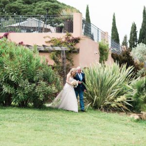 Luxury secular wedding at domain galoupet in provence with l’art qui pousse and pixaile photography french wedding photographer