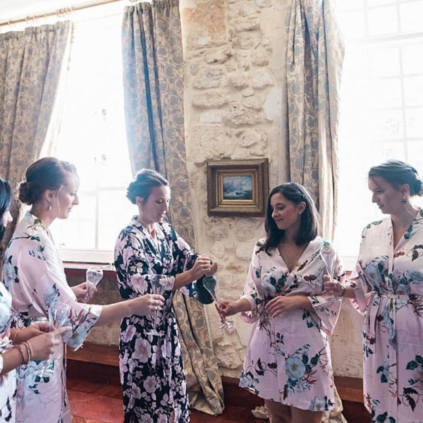 a beautiful morning preparation of the bride at the chateau de la ligne with this witnesses by pixaile photography french wedding photographer in Gironde near Bordeaux