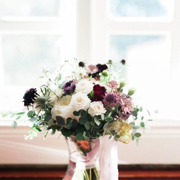 a beautiful morning preparation of the bride at the chateau de la ligne with this witnesses by pixaile photography french wedding photographer in Gironde near Bordeaux