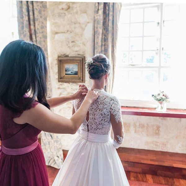 a beautiful morning preparation of the bride at the chateau de la ligne with this witnesses by pixaile photography french wedding photographer in Gironde near Bordeaux