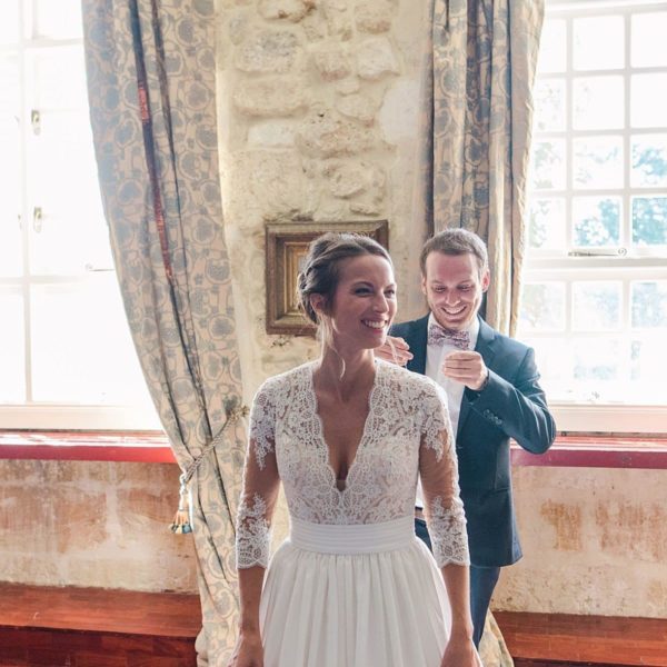 a beautiful morning preparation of the bride at the chateau de la ligne with this witnesses by pixaile photography french wedding photographer in Gironde near Bordeaux