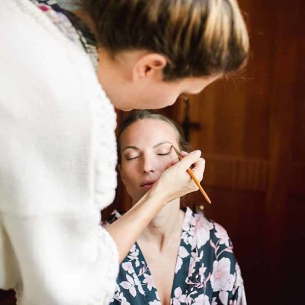 a beautiful morning preparation of the bride at the chateau de la ligne with this witnesses by pixaile photography french wedding photographer in Gironde near Bordeaux