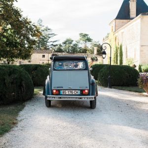 photoshoot couple at chateau de la ligne with pixaile photography wedding photographer in Gironde near Bordeaux