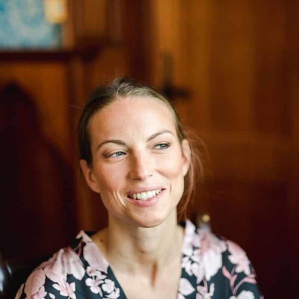 a beautiful morning preparation of the bride at the chateau de la ligne with this witnesses by pixaile photography french wedding photographer in Gironde near Bordeaux