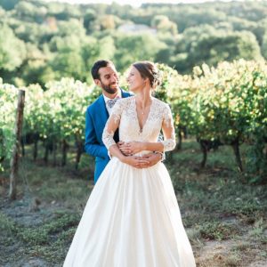 photoshoot couple in the vineyards at chateau de la ligne with pixaile photography wedding photographer in Gironde near Bordeaux