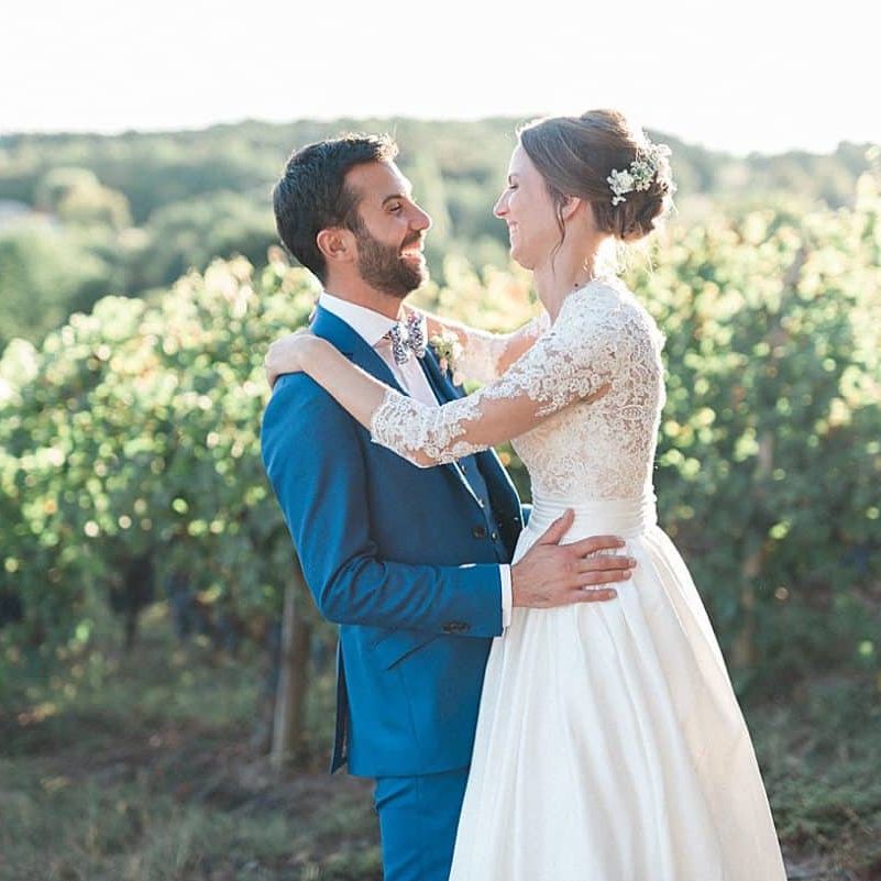 photoshoot couple in the vineyards at chateau de la ligne with pixaile photography wedding photographer in Gironde near Bordeaux
