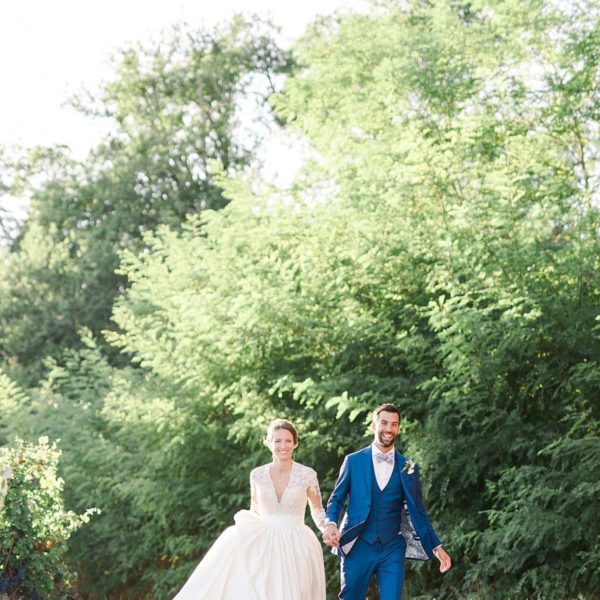 photoshoot couple in the vineyards at chateau de la ligne with pixaile photography wedding photographer in Gironde near Bordeaux