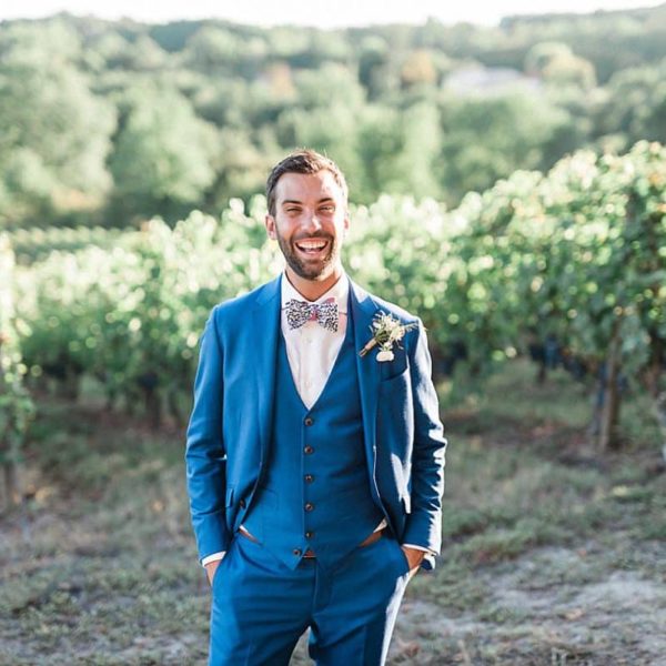 photoshoot couple in the vineyards at chateau de la ligne with pixaile photography wedding photographer in Gironde near Bordeaux