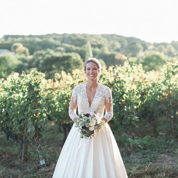 photoshoot couple in the vineyards at chateau de la ligne with pixaile photography wedding photographer in Gironde near Bordeaux