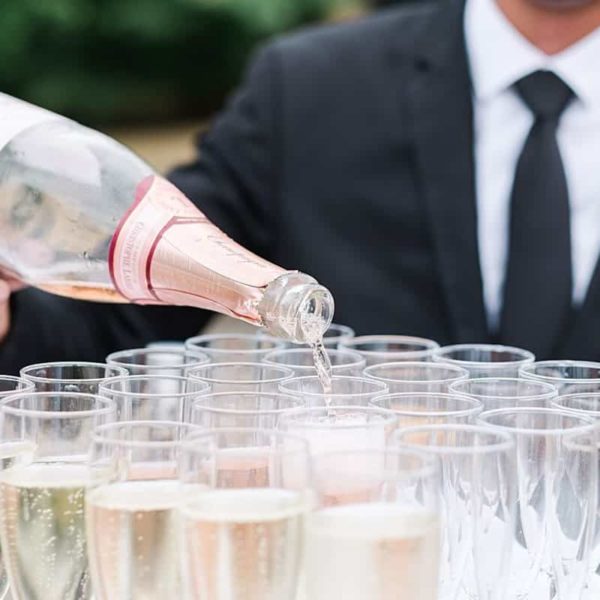 traiteur lacoste au chateau la Bertinerie lors d"un mariage avec Pixaile photography photographe de mariage en Gironde et dans la nouvelle Aquitaine