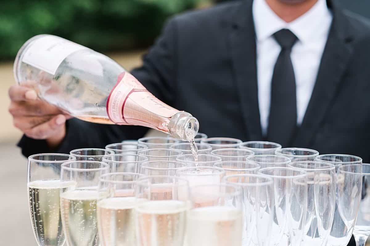 traiteur lacoste au chateau la Bertinerie lors d"un mariage avec Pixaile photography photographe de mariage en Gironde et dans la nouvelle Aquitaine