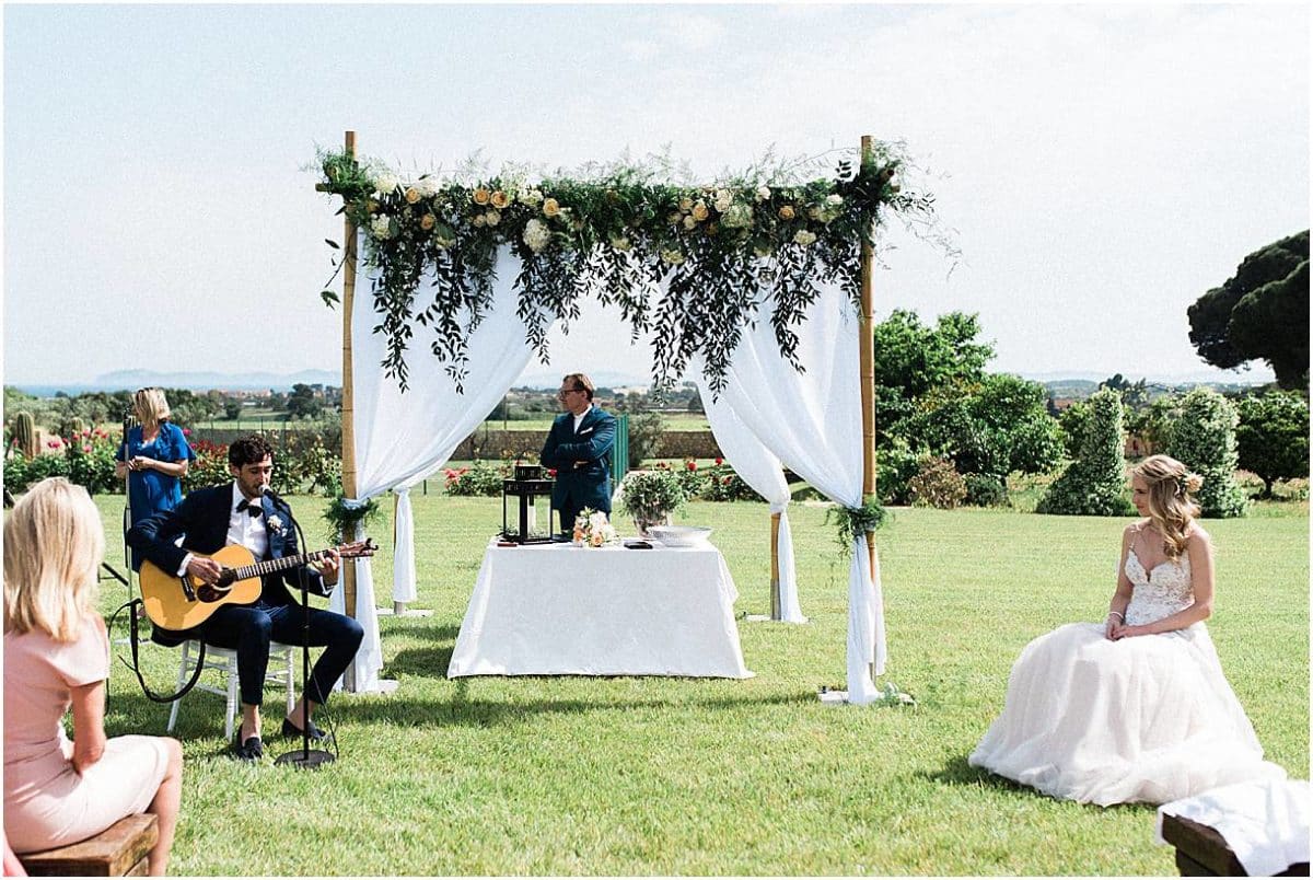 secular wedding at chateau galoupet in provence with pixaile photography french wedding photographer near la londe les maures