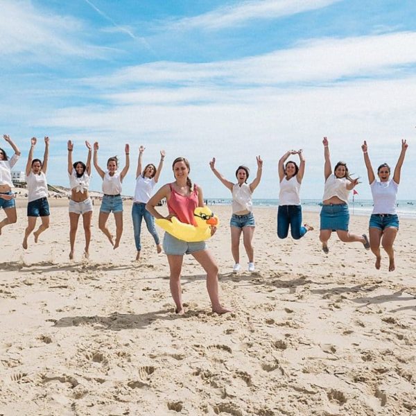 shooting Enterrement de vie de jeune fille au bord de la plage dans les landes par pixaile photography photographe professionnel en Gironde proche de Bordeaux