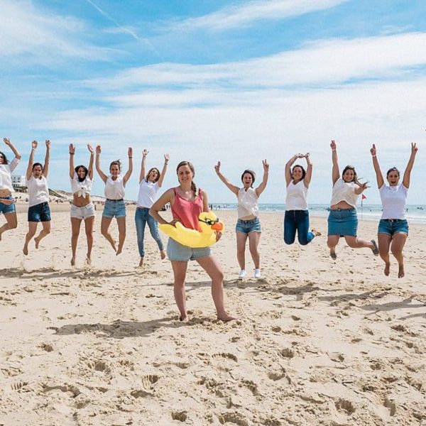 shooting Enterrement de vie de jeune fille au bord de la plage dans les landes par pixaile photography photographe professionnel en Gironde proche de Bordeaux