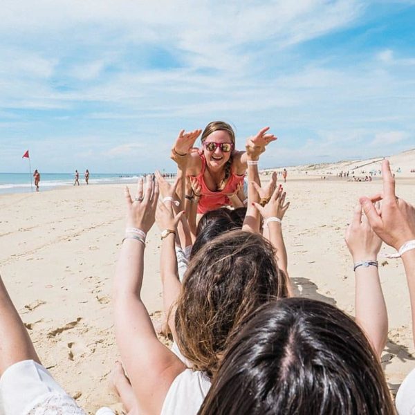 shooting Enterrement de vie de jeune fille au bord de la plage dans les landes par pixaile photography photographe professionnel en Gironde proche de Bordeaux