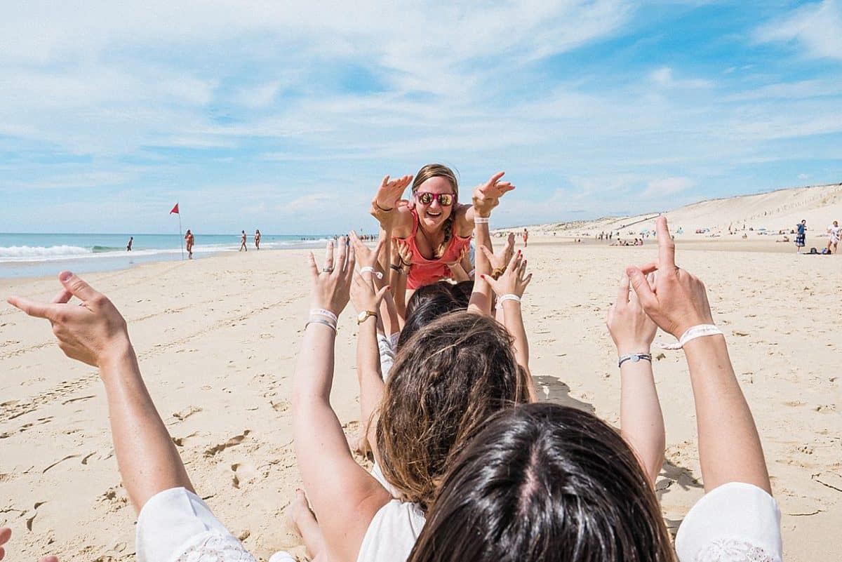 shooting Enterrement de vie de jeune fille au bord de la plage dans les landes par pixaile photography photographe professionnel en Gironde proche de Bordeaux