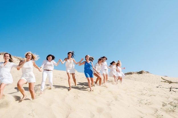 shooting enterrement de vie de jeune fille a Hossegor au bord de l'océan dans le pays basque avec pixaile photography photographe professionnel d'EVJF