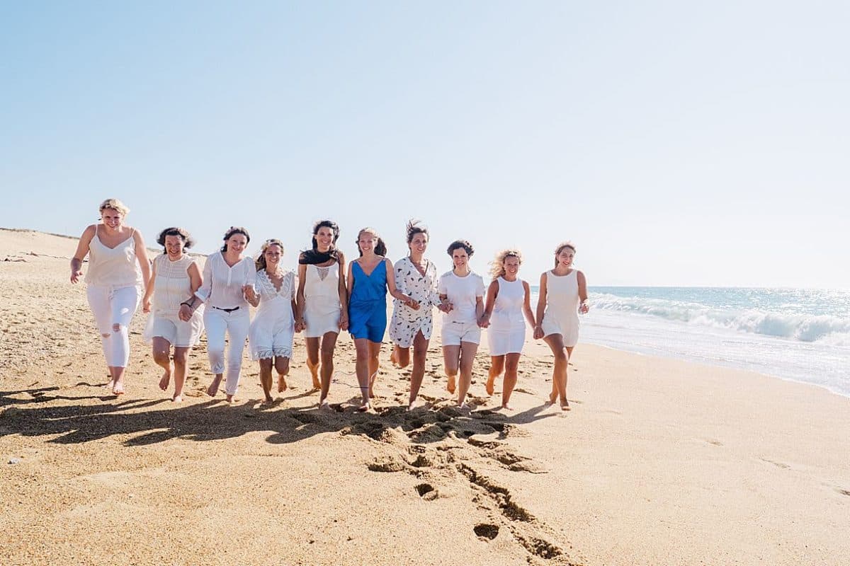 shooting enterrement de vie de jeune fille a Hossegor au bord de l'océan dans le pays basque avec pixaile photography photographe professionnel d'EVJF