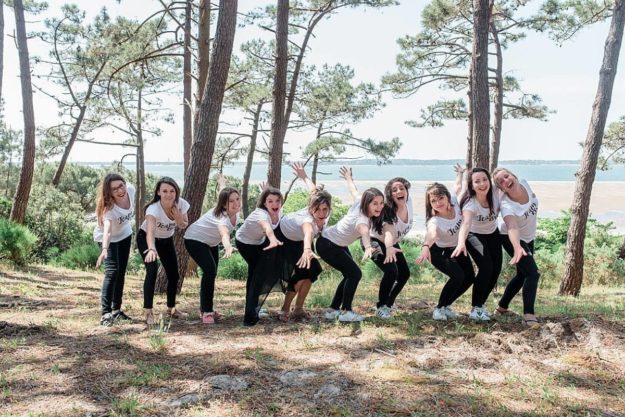 shooting EVJF sur le Bassin d'arcachon au bord de la plage avec Pixaile photography photographe professionel en Gironde proche de Bordeaux