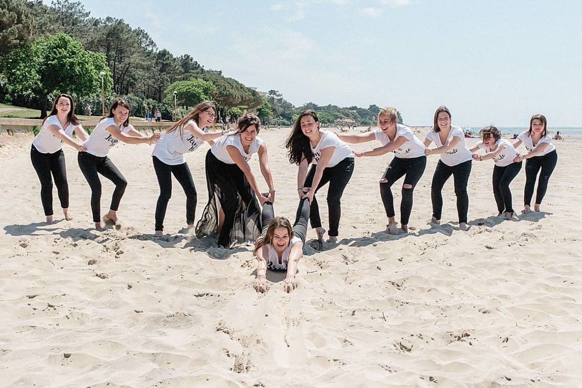 shooting enterrement de vie de jeune fille sur le Bassin d'arcachon au bord de la plage avec Pixaile photography photographe professionel en Gironde proche de Bordeaux