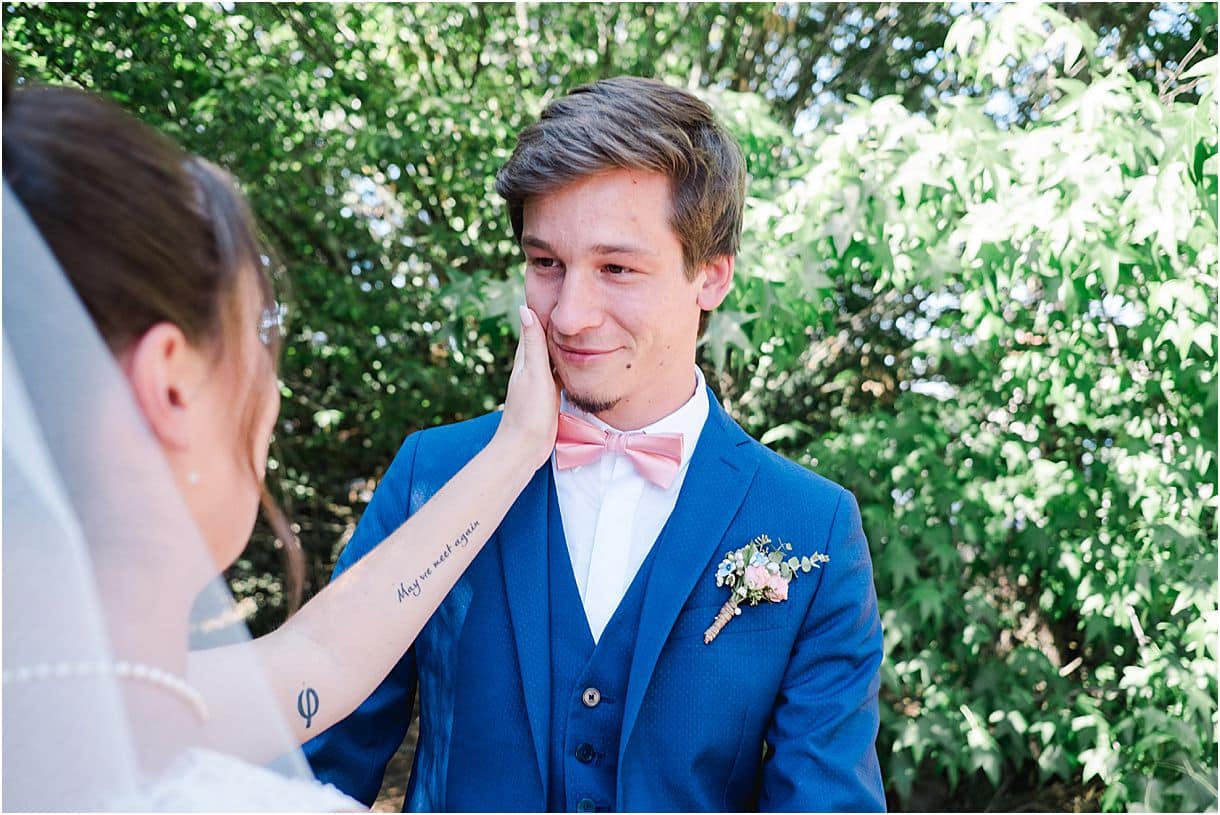 professionnal wedding photographer in Bordeaux on the wedding first look photo shoot