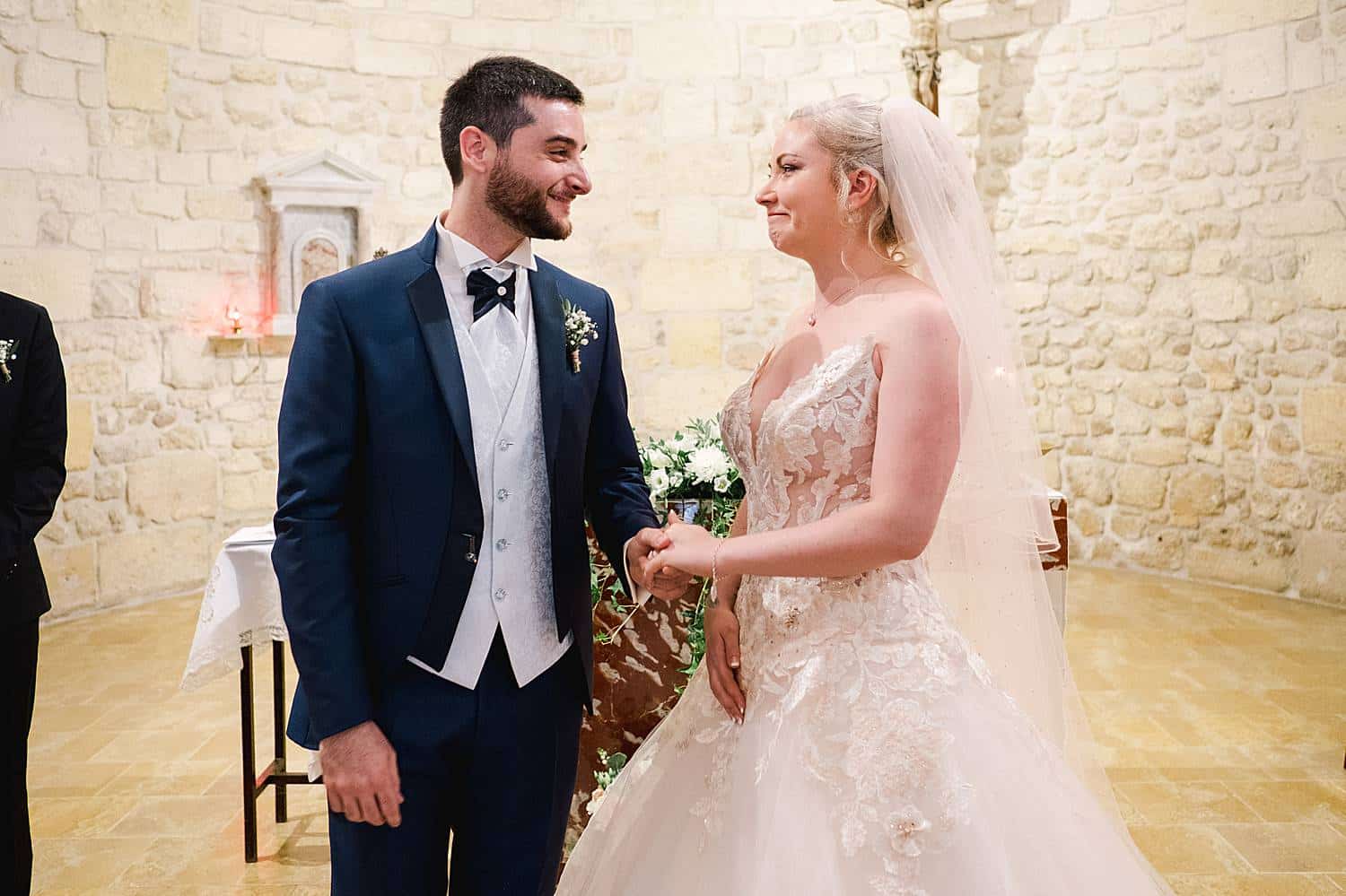 mariage à Saint Genès de Castillon proche de Bordeaux à l'église avec un photographe de mariage professionnel Julien Boyer