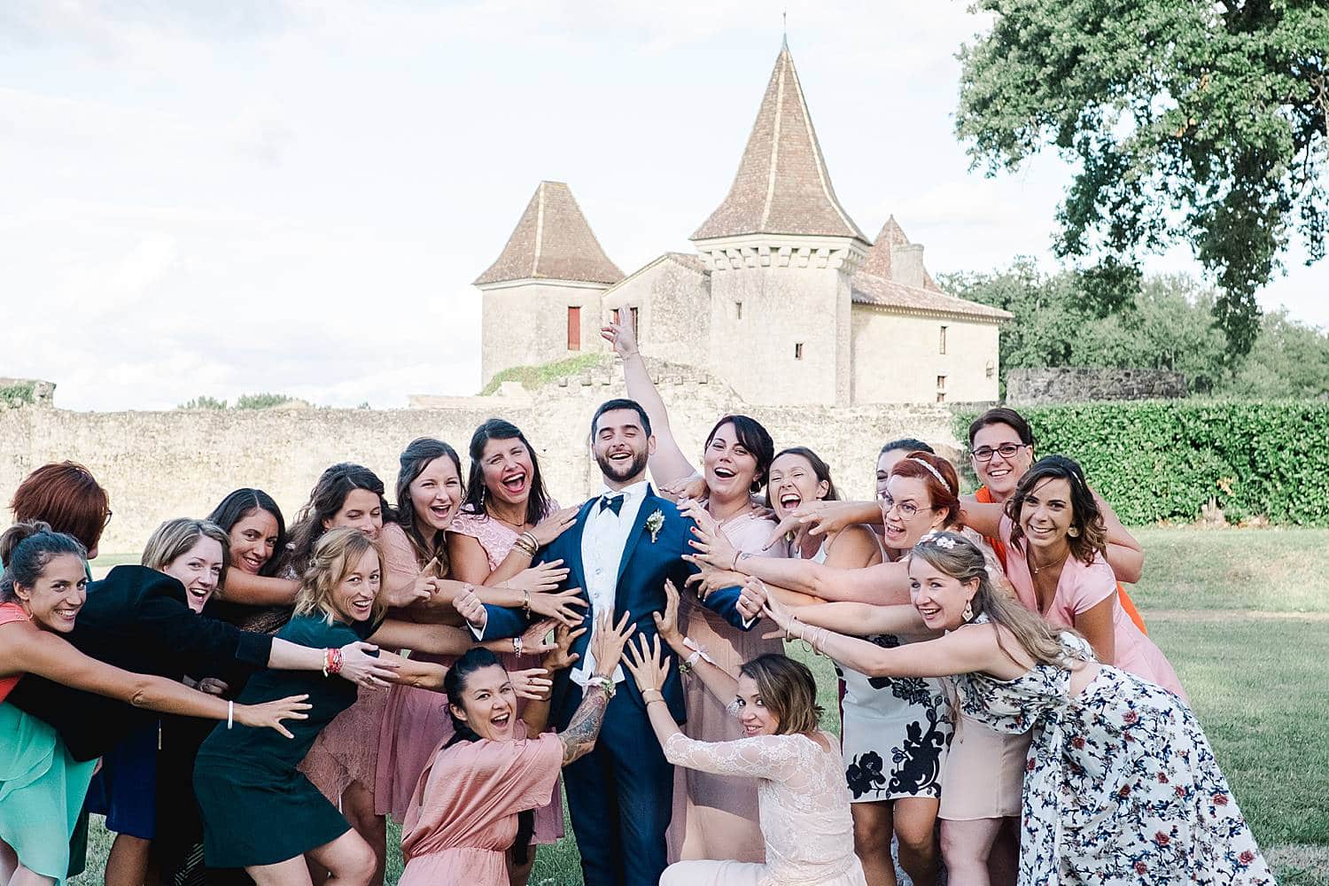 mariage avec photos de groupe au chateau de Flojague en Gironde proche de Bordeaux à Saint Genès de Castillon par Pixaile Photography
