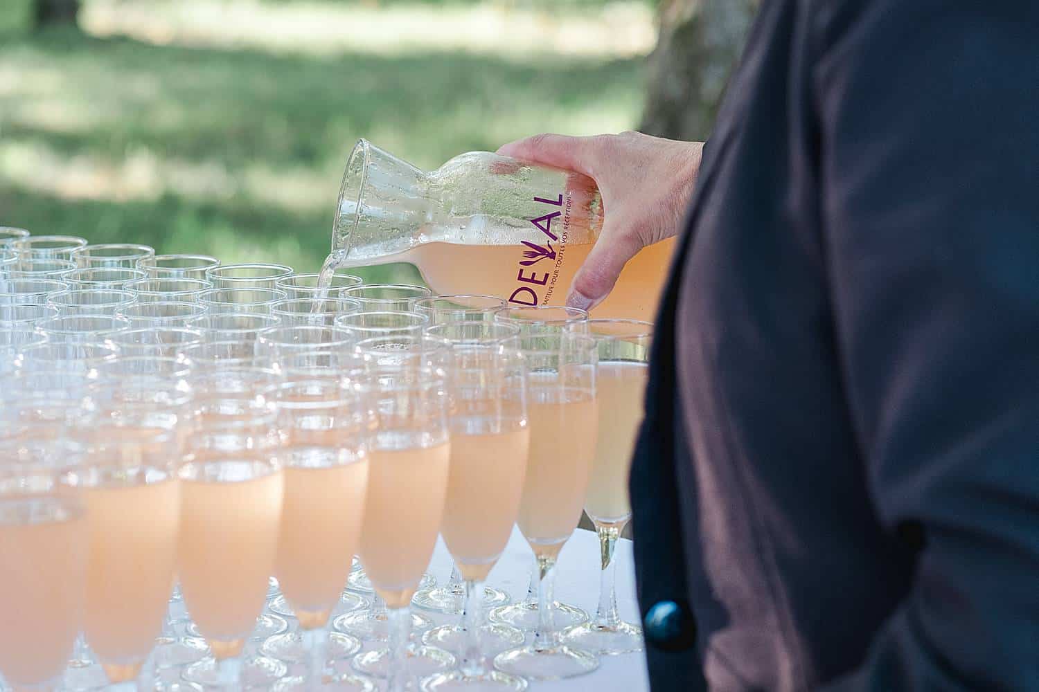 champagne avec Deval Traiteur lors d'un mariage au chateau de Flojague proche de Bordeaux en gironde photos prise par un photographe de mariage