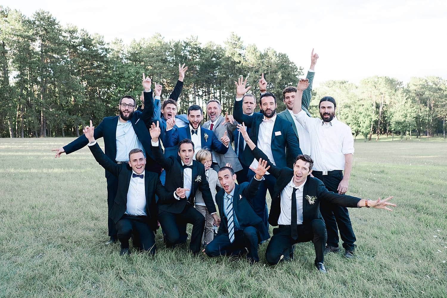 photos de groupe lors d'un mariage au chateau de Flojague a Saint Genes de Castillon proche de Bordeaux en Gironde. Photos prise par Pixaile Photography photographe de mariage