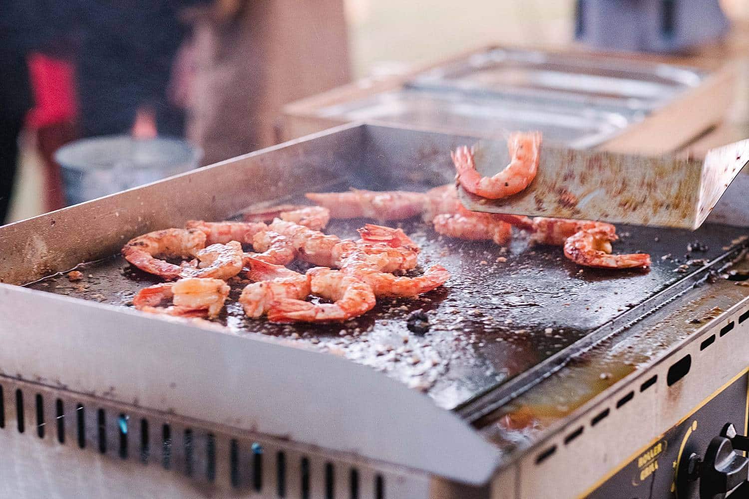 Gambas traiteur Deval lors d'un mariage au chateau de Flojague proche de Bordeaux en Gironde photos prise par un photographe de mariage professionnel Pixaile Photography