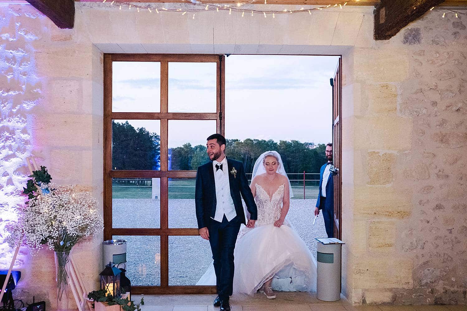 mariage avec l'entrée des mariés au chateau de Flojague photos par Pixaile Photography photographe de mariage Julien Boyer