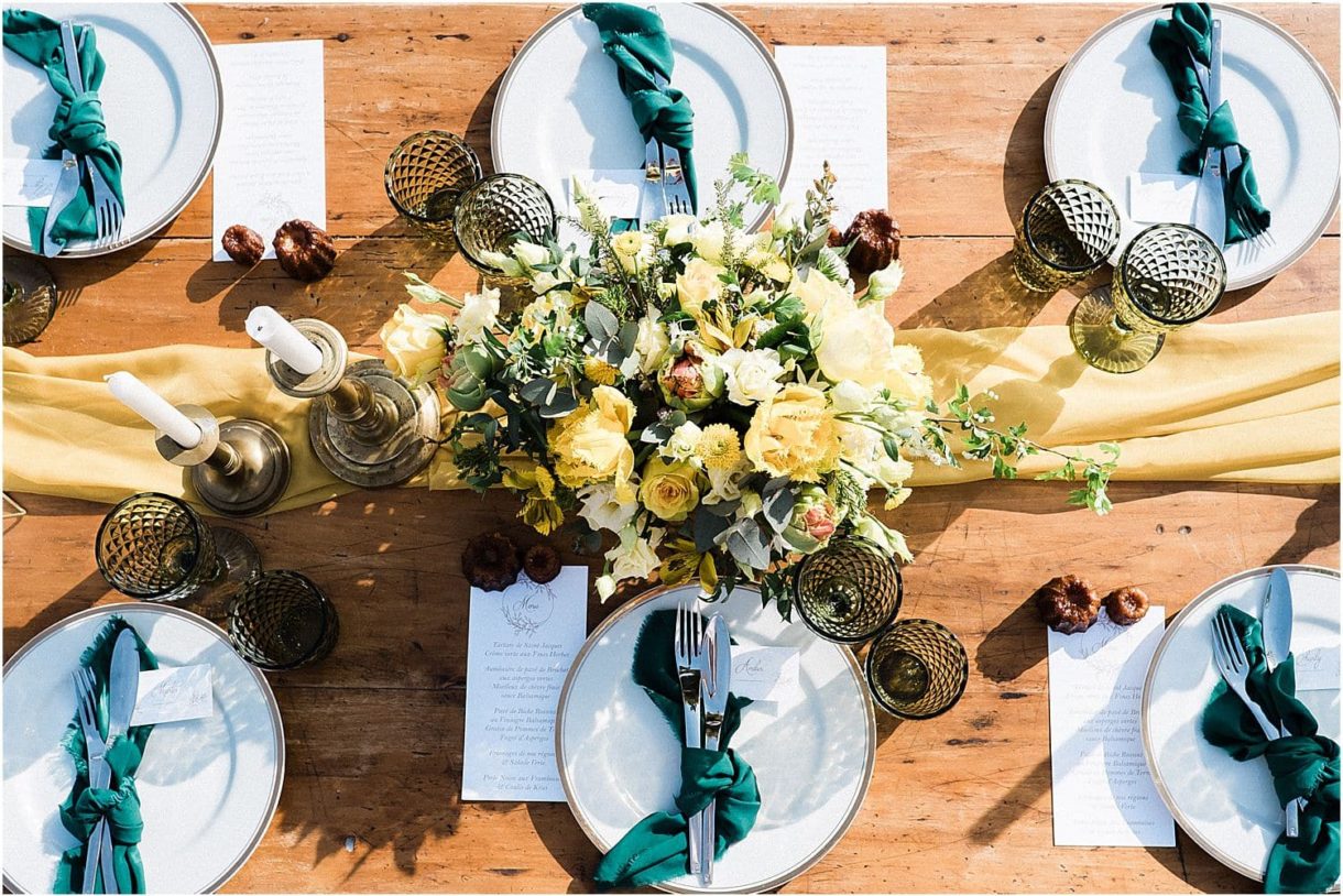 table de mariage à la villa la tosca sur le bassin d'arcachon proche de bordeaux avec julien boyer photographe de mariage a bordeaux