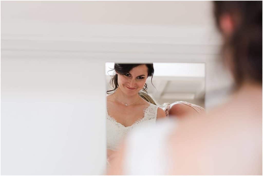 photographe de mariage à Bordeaux habillage au chateau Courtade Dubuc proche de Bordeaux