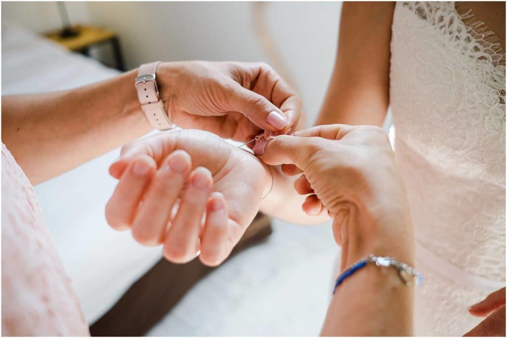 photographe de mariage à Bordeaux habillage au chateau Courtade Dubuc proche de Bordeaux