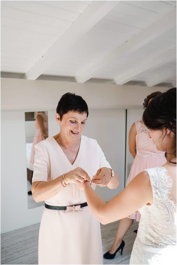 photographe de mariage à Bordeaux habillage au chateau Courtade Dubuc proche de Bordeaux