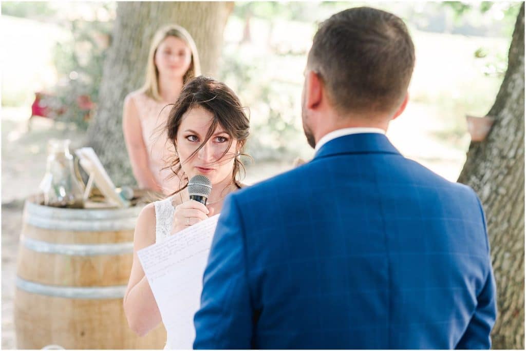 photographe de mariage à Bordeaux lors d'une cérémonie laïque au Chateau Courtade Dubuc