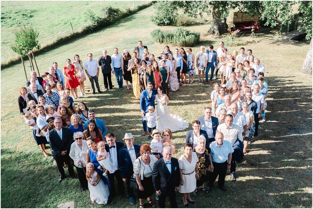 photographe de mariage à Bordeaux photos de groupe en forme de coeur au chateau Courtade Dubuc