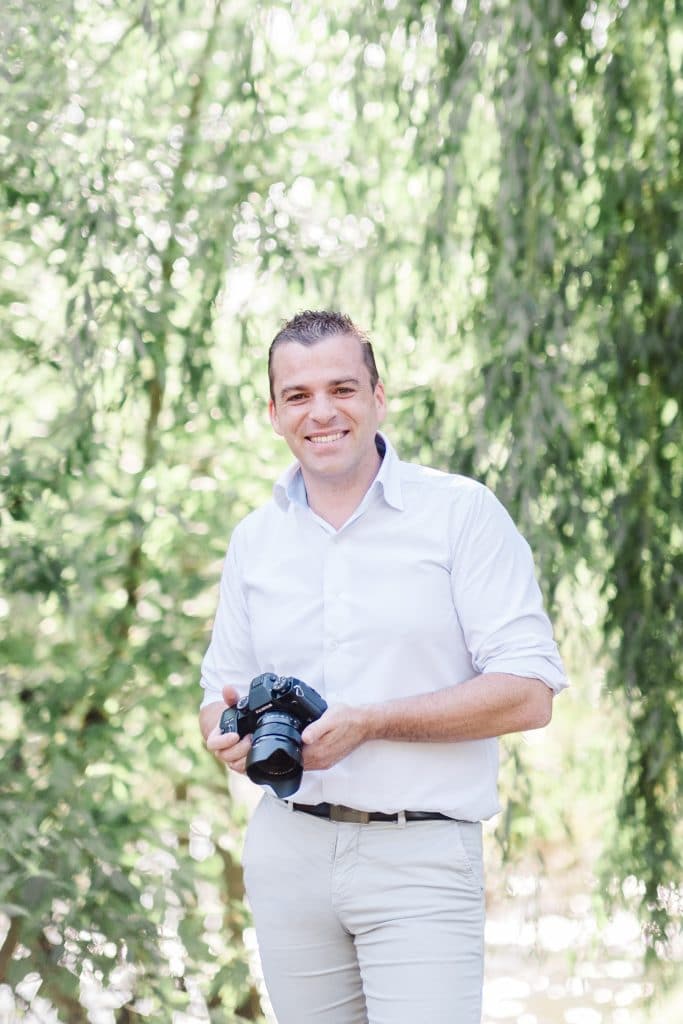 Julien Boyer est un photographe de mariage a Bordeaux en Gironde voici son portrait