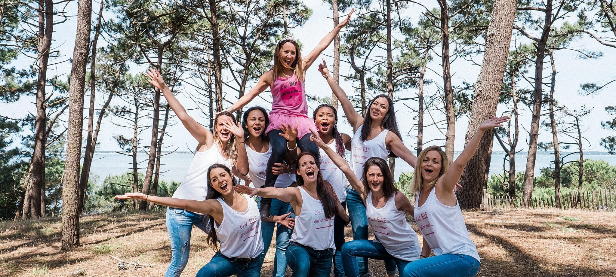 shooting evjf a Arcachon sur une photo de groupe dans les pins