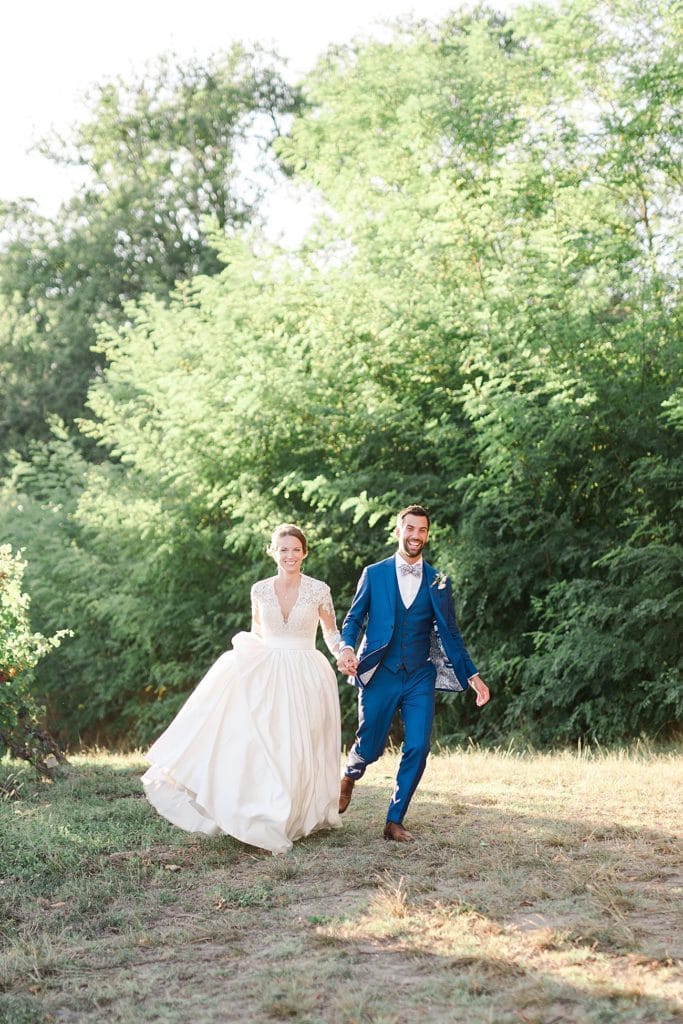 photographe-mariage-de-bordeaux photos d'un couple dans les vignes bordelaise avec leur photographe de Bordeaux
