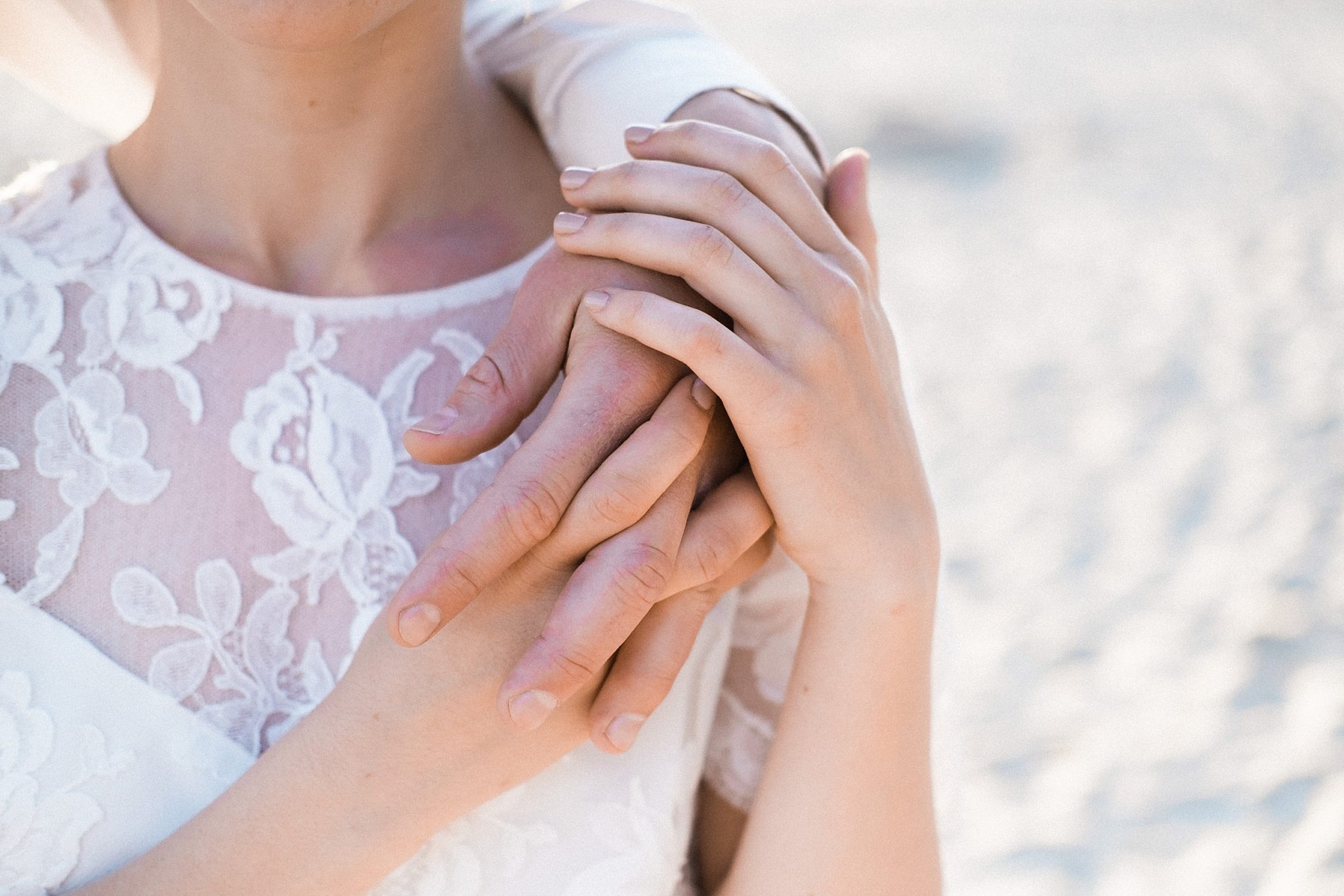 details des mains lors d'une seance couple au bord du bassin d'arcachon lors d'une seance couple a andernos les bains