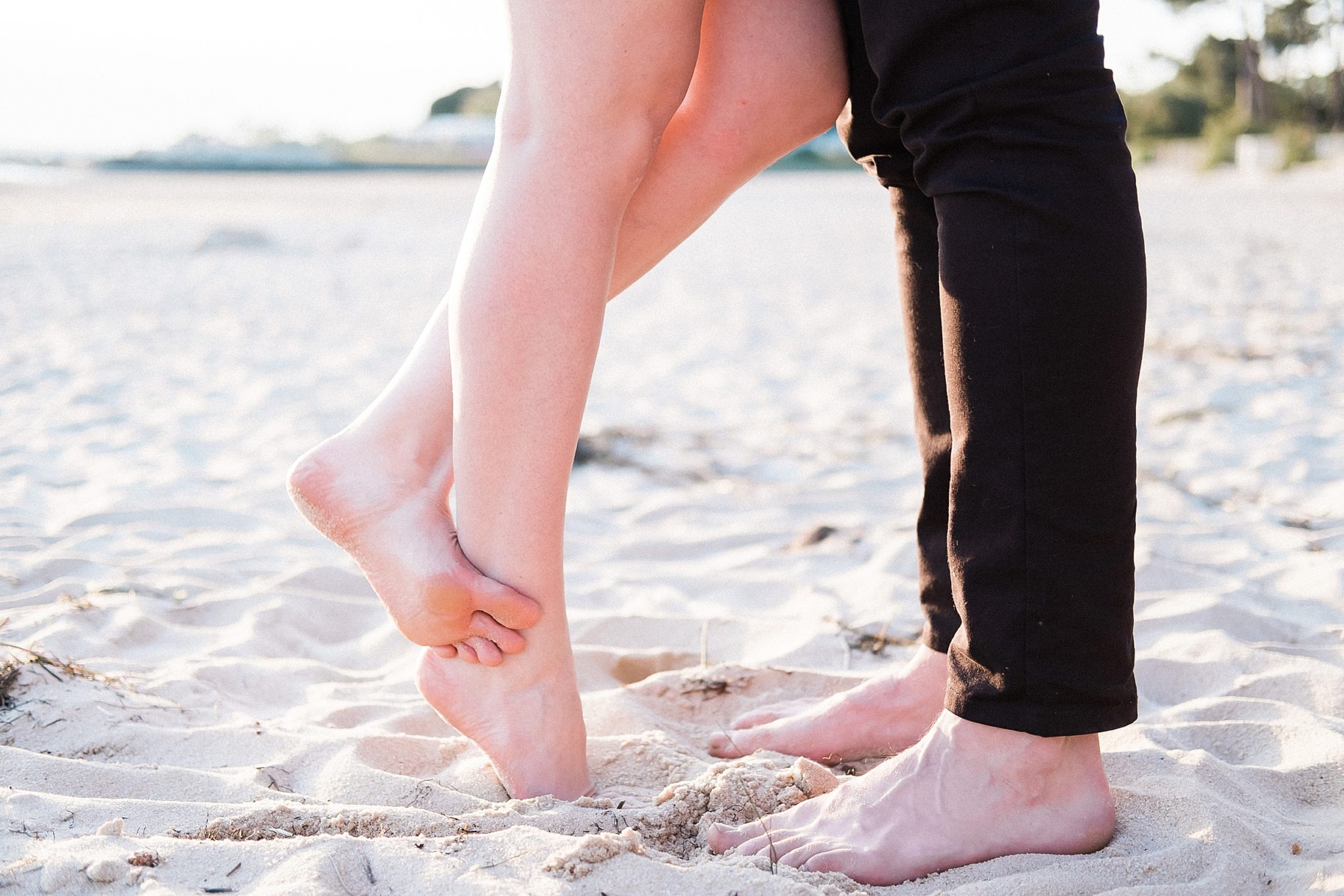 details des pieds lors d'une seance couple au bord du bassin d'arcachon a andernos les bains