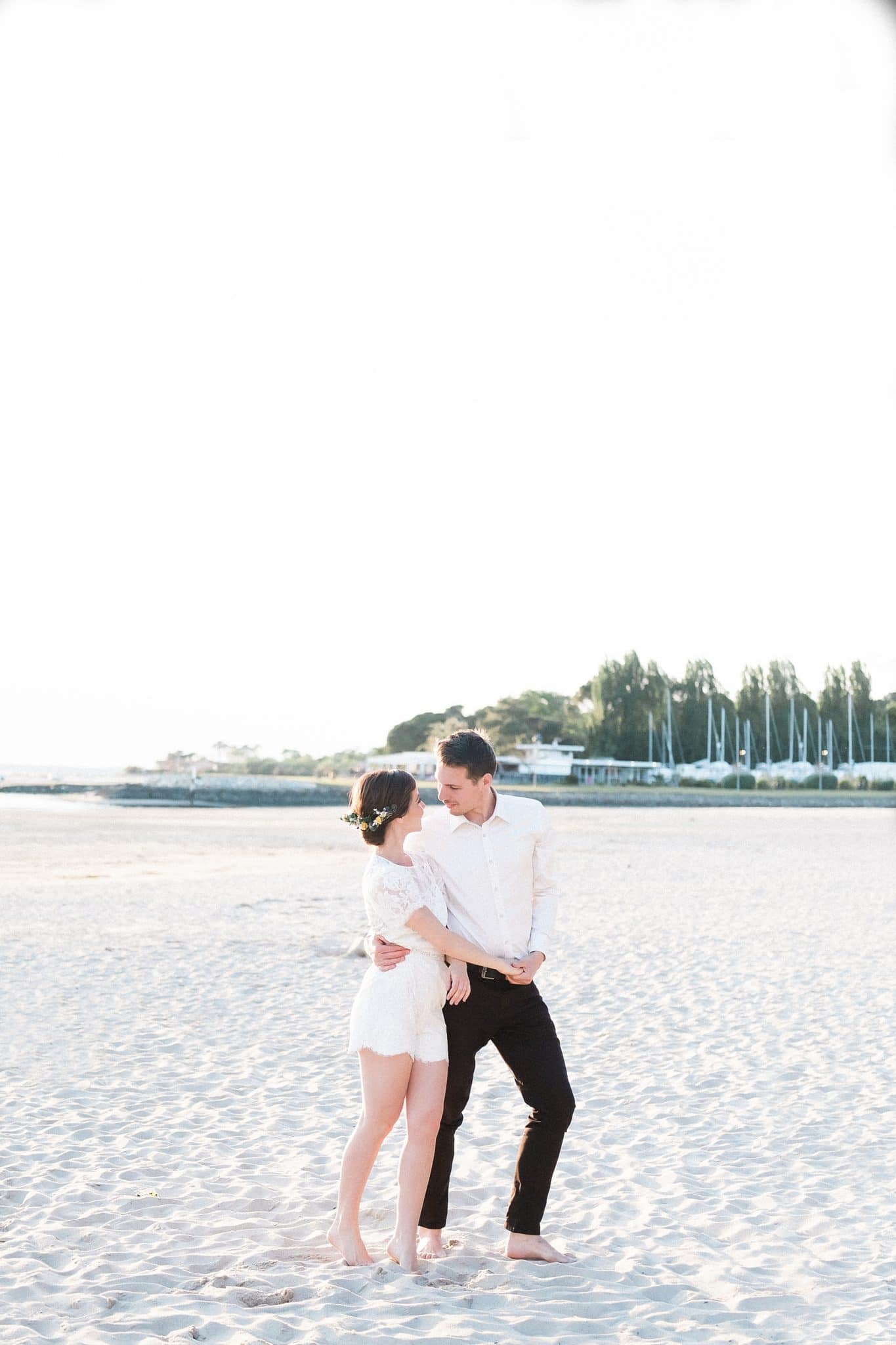 seance couple a andernos les pieds dans le sable au bord du bassin d'arcachon avec un photographe professionel