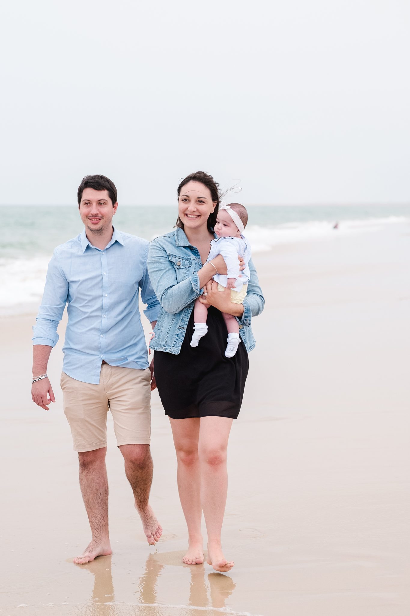 seance famille au bord de la plage du cap ferret par par un photographe de seance famille de bordeaux