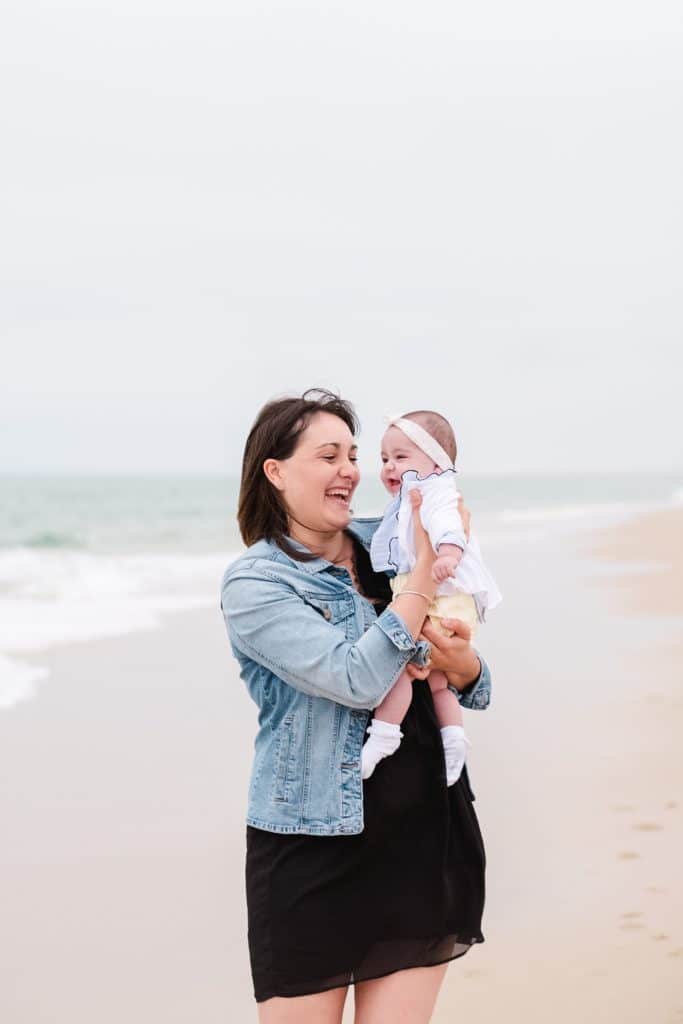 seance famille entre mere et fille qui rit aux éclats au bord du cap ferret