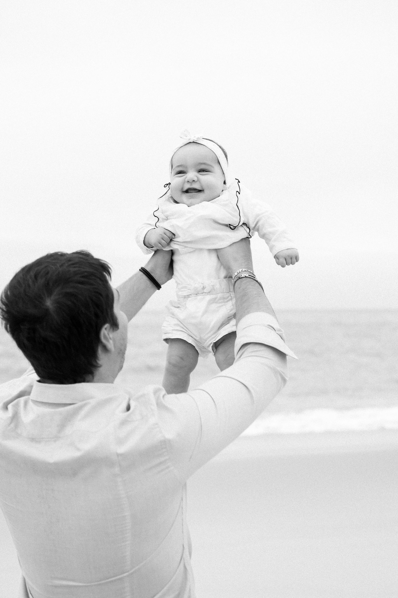 seance famille avec papa et sa fille sur la plage au bord du cap ferret sur le bassin d'arcachon