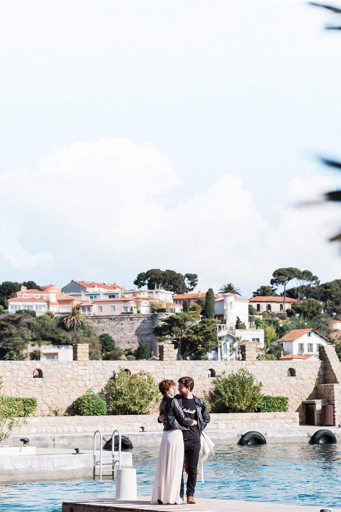 seance couple sur l'ile de Bendor en provence par un photographe de mariage