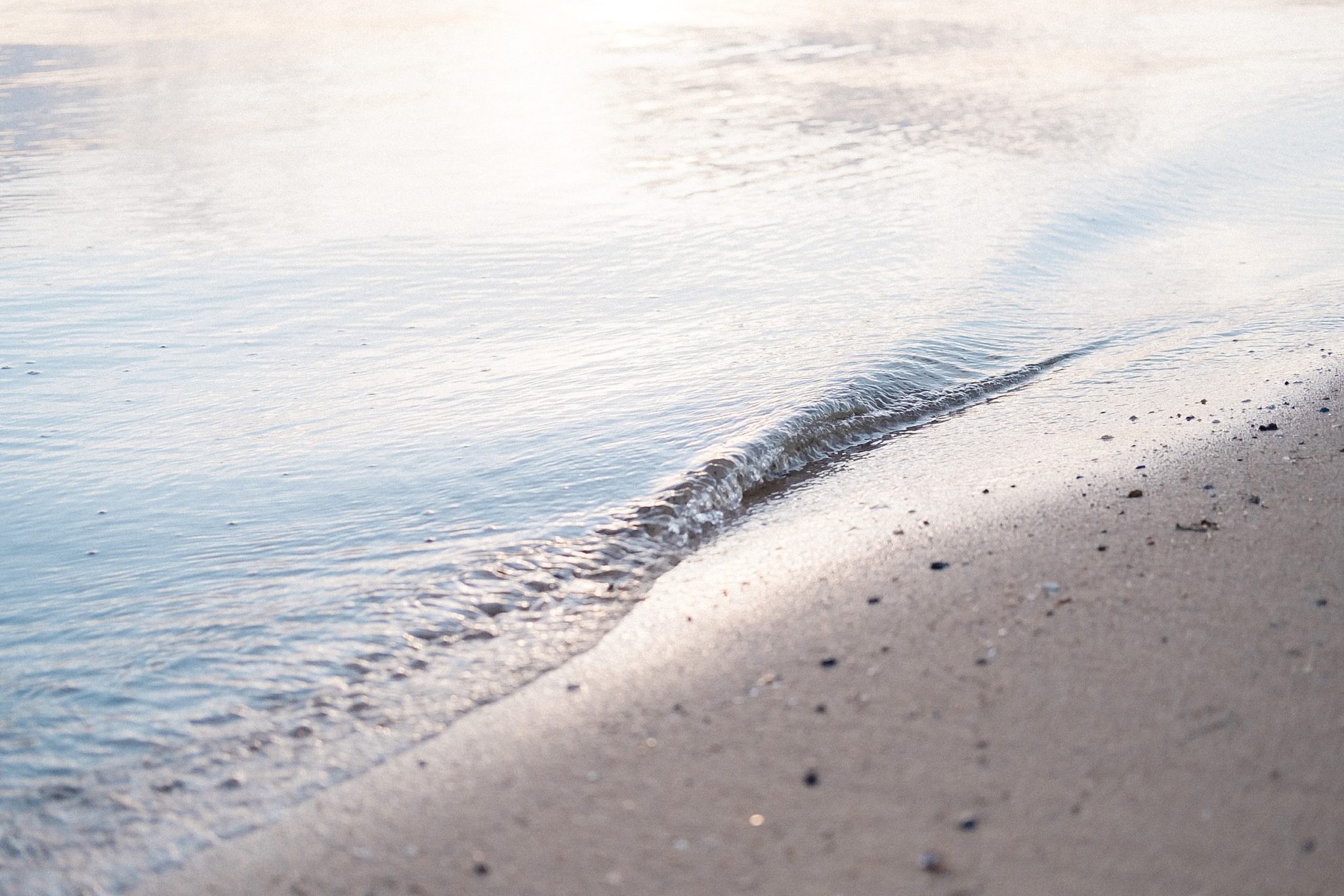 vague au bord de la plage de nice